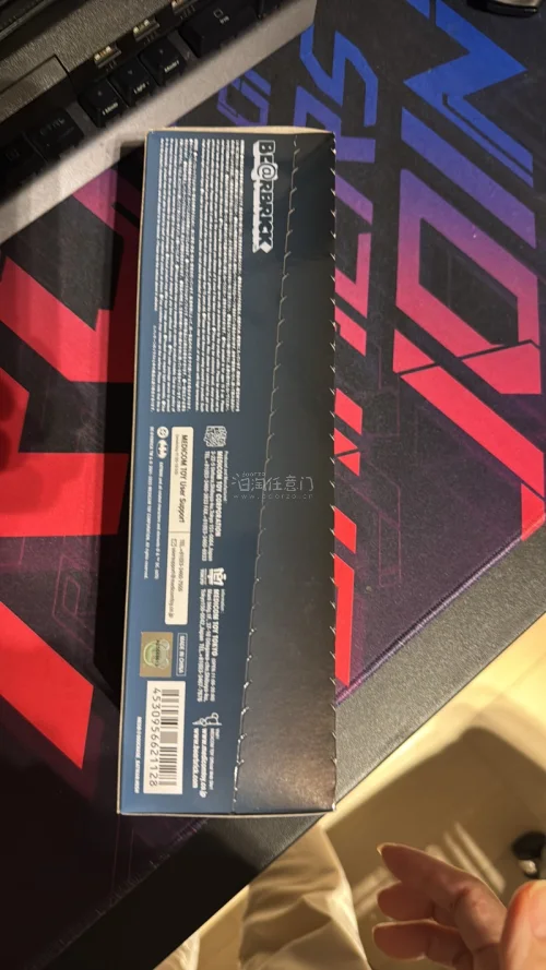 这款BE@RBRICK 100% CHASE BATMAN HUSH是MEDICOM TOY与DC漫画联名推出的限量收藏级积木熊，以经典漫画《蝙蝠侠：缄默》为主题，将六位核心角色——蝙蝠侠、超人、猫女、小丑、哈莉·奎茵与缄默——浓缩于7厘米高的熊形玩偶中，兼具潮玩属...