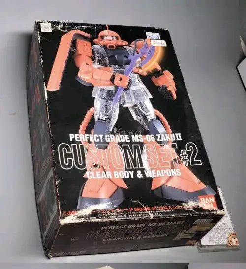 这款是万代早年PG初代夏亚红扎古的限定配件套装，俗称半透骨架展示套组#2，属于非常经典的老PG限定款
1主体前提：这套不含扎古本体骨架，必须搭配普通通贩PG夏亚扎古Ⅱ骨架使用，是追加限定外甲+武器配件包
2. 套装内容
​大面积透明烟透外甲零件（躯干、四肢外装甲），...