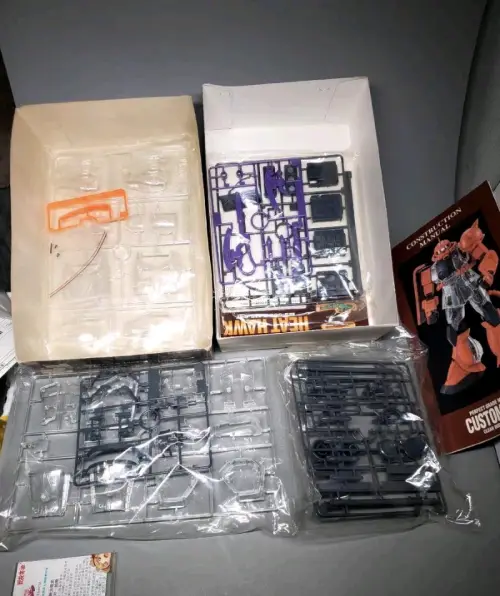 这款是万代早年PG初代夏亚红扎古的限定配件套装，俗称半透骨架展示套组#2，属于非常经典的老PG限定款
1主体前提：这套不含扎古本体骨架，必须搭配普通通贩PG夏亚扎古Ⅱ骨架使用，是追加限定外甲+武器配件包
2. 套装内容
​大面积透明烟透外甲零件（躯干、四肢外装甲），...
