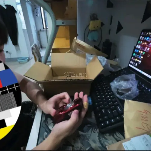 终于收到心心念念的小相机啦，拆开快递的时候包装包得特别严实，里三层外三层完全不用担心磕碰。机子成色比我预想的还要好，机身没有明显划痕，上手握感很舒服，拿在手里小巧轻便，日常出门揣包里完全不占地方。卖家沟通也很耐心，有问题回复都很快，发货速度给力，整体购物体验超满意，...