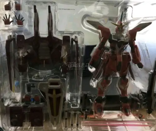 这款万代robot魂正义高达是一款老r魂高达，相较于mr魂的正义高达有所不足，但是毕竟一分钱一分货嘛，它的设计还是相当用心的。感谢挖煤姬给我机会淘到这款宝贝！