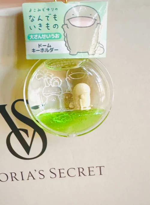 终于在挖煤姬蹲到心心念念的角落生物周边，整套玩偶手感软糯，品相超出预期！
拉面款裹着毛巾捧着拉面，细节刺绣精致；粉色河豚外套款软乎乎，圆滚滚特别好rua；还有憨厚的娃娃鱼玩偶，搭配同系列液体流沙挂件，透明球里小玩偶超治愈。
平台下单流程简单，筛选中古商品一目了然，打...