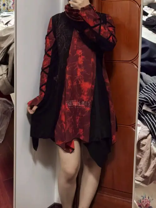 这次在平台的代购体验依然很稳定。物流运转和清关效率都不错，包裹打包得非常严实。这次入手的两件OzzCroce单品实物都完全符合预期：红黑扎染的设计款剪裁特别，很有层次感，面料细节处理得很到位；另一件黑色V领上衣则是非常实用的基础百搭款。两件衣服虽然是二手，但状态都很...