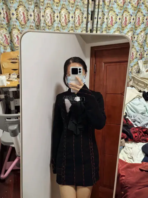 这次在平台的代购体验依然很稳定。物流运转和清关效率都不错，包裹打包得非常严实。这次入手的两件OzzCroce单品实物都完全符合预期：红黑扎染的设计款剪裁特别，很有层次感，面料细节处理得很到位；另一件黑色V领上衣则是非常实用的基础百搭款。两件衣服虽然是二手，但状态都很...