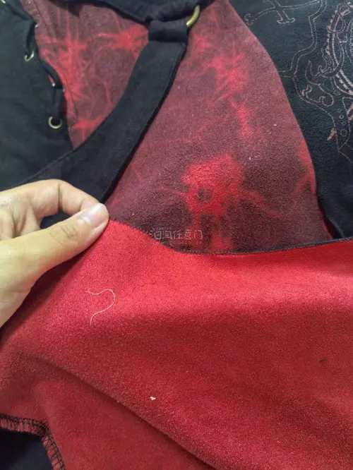 这次在平台的代购体验依然很稳定。物流运转和清关效率都不错，包裹打包得非常严实。这次入手的两件OzzCroce单品实物都完全符合预期：红黑扎染的设计款剪裁特别，很有层次感，面料细节处理得很到位；另一件黑色V领上衣则是非常实用的基础百搭款。两件衣服虽然是二手，但状态都很...