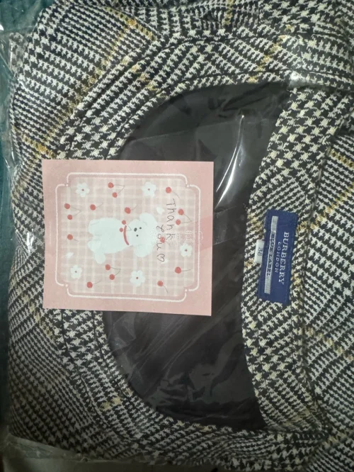 物流速度很快的一次！感觉只用了两周，两个商品就都到手了，蹲了很久才下单，是很优惠的价格！包装真的好好看，衣服很漂亮，喜欢