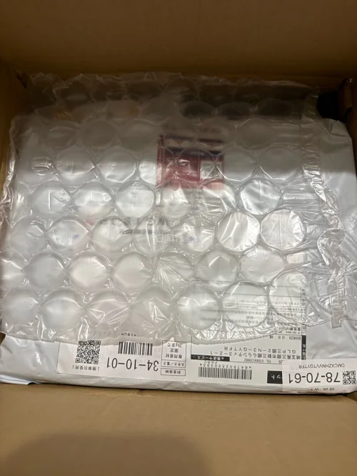 衣服到手巨漂亮，细节满满，好价切到的状态也很好。航空ems大概十天左右收到，速度很快，收到的时候包装也很棒，是防水的。