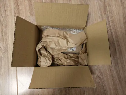 快件外观良好，无腐蚀、无贯穿性损伤。快件内部物品包装方式妥善，物品得到适当保护。卡牌品相完好，无划伤、磕伤、压痕、弯折、磨损，边角可视程度无破碎、翘边。牌套无缺失、磨损、凹痕、褪色、脏污。日站上相同的东西，可以随时随地通过日淘任意门购买，真的很方便。从启动相关流程至...