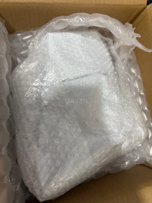 物流打包超严实，泡泡膜裹得满满当当，到手包装袋完好，娃娃一点没压变形，品相超新！
毛刺绣细节都在线，白发造型软乎乎的挂包超合适，价格算上运费也很划算。