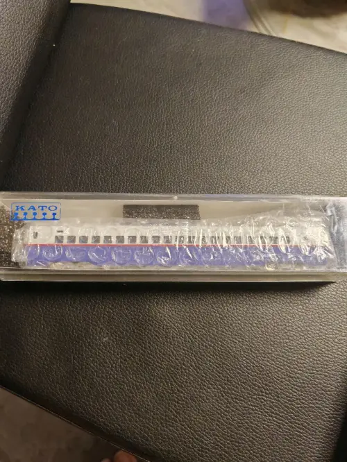 当指尖触碰到Tomix 300系新干线N比例模型的盒面，日系铁道迷的青春瞬间被拉回平成初年。作为日本东海道新干线曾经的旗舰车型，300系以子弹头流线型车身打破了初代新干线的方正轮廓，Tomix把这份时代记忆精准缩放到N比例尺寸里。
从车身渐变银涂装到车头标志性的通风...