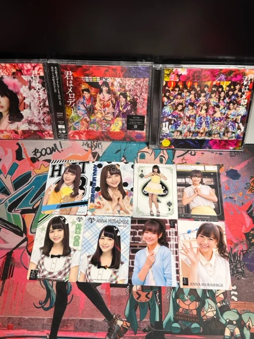 这次下单入手了超多AKB48相关CD和生写小卡，商品保存得特别完好，碟片无划痕、生写边角干净没有折损，卖家打包细心严实，全程物流也很快。实物比图片还要好看，每张生写的造型都很精致，专辑封面质感在线，一次集齐多款心头好，购物全程省心又开心，性价比超高，是一次特别满意的...