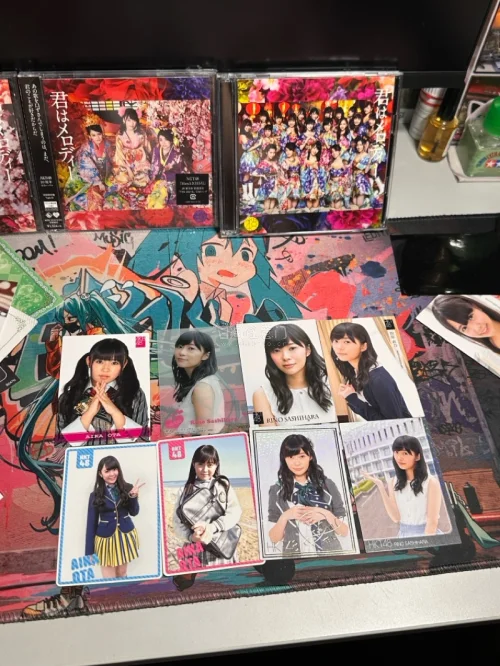这次下单入手了超多AKB48相关CD和生写小卡，商品保存得特别完好，碟片无划痕、生写边角干净没有折损，卖家打包细心严实，全程物流也很快。实物比图片还要好看，每张生写的造型都很精致，专辑封面质感在线，一次集齐多款心头好，购物全程省心又开心，性价比超高，是一次特别满意的...