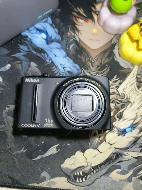 心心念念的尼康S9100终于收到啦，实物颜值完全戳我，机身小巧轻薄握着手感刚刚好，出门随身揣包里毫无负担。
成色保养得很不错，镜头干净无划痕，开机所有功能全部正常，变焦顺滑没有卡顿。长焦拍风景、人像氛围感直接拉满，复古ccd胶片质感很耐看，商家包装严实发货速度也快，...