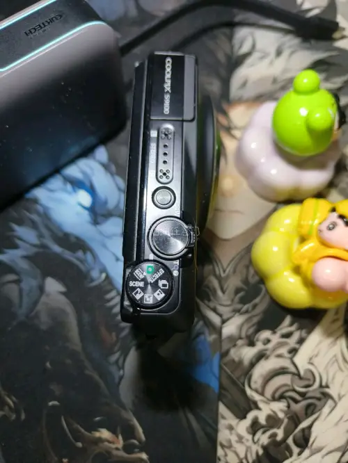 心心念念的尼康S9100终于收到啦，实物颜值完全戳我，机身小巧轻薄握着手感刚刚好，出门随身揣包里毫无负担。
成色保养得很不错，镜头干净无划痕，开机所有功能全部正常，变焦顺滑没有卡顿。长焦拍风景、人像氛围感直接拉满，复古ccd胶片质感很耐看，商家包装严实发货速度也快，...