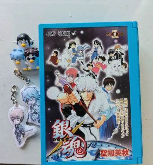 这次入手的银魂古早周边品相超棒！2011年限定时钟细节完整，企鹅摆件和布艺挂件做工精致，老谷子保存完好无磨损，包装稳妥没磕碰，能集齐心仪的限定特典，购物体验特别满意。