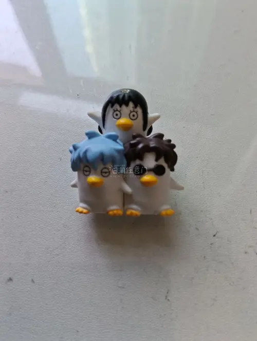 这次入手的银魂古早周边品相超棒！2011年限定时钟细节完整，企鹅摆件和布艺挂件做工精致，老谷子保存完好无磨损，包装稳妥没磕碰，能集齐心仪的限定特典，购物体验特别满意。