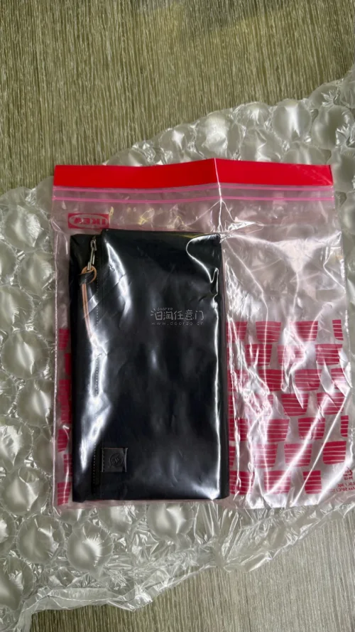 之前都是走EMS，这是第一次尝试竹蜻蜓，优惠券很棒，直接免手续费了，商品本价购买。6.2申请，11号开始清关，18号清关完成，22号收到手。一直想入手一本tragen，几个平台都看过，发现还是煤炉选择更多，全新未拆，9成新等等各种状态价位的都有。超级棒！感谢出物的姐...