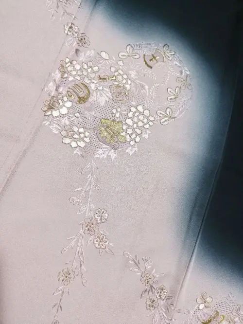 6月份日拍的正绢和服到啦，月初发出的单，月末就安全送到了，海运速度其实还蛮快的咧。价格很实惠，收到瑕疵很少，状态棒棒的。挖煤姬日拍也很好用，赶ddl出价也是秒出，好评～