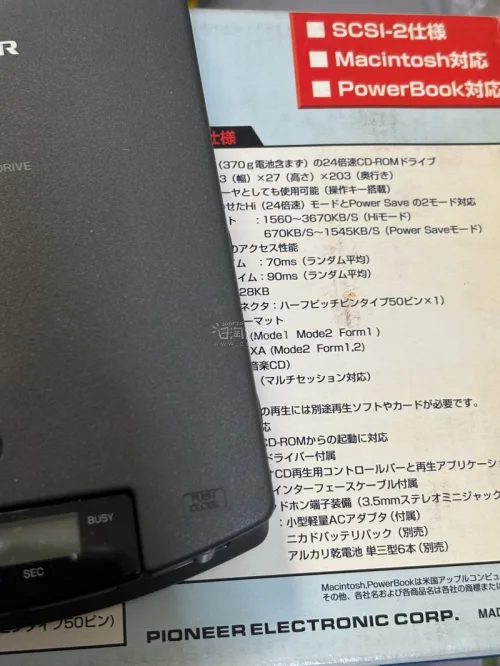 手上的不少老机器因为年代久远缺少内置CD-rom，便一直想买一个外置光驱备用；但二手市场的价格过于逆天，适配Macintosh版本的光驱箱说全飙到近千元的比比皆是…所以这一次便挖煤姬帮忙切了一个比较好价的pioneer光驱。
收到货被光驱本体与包装盒的状态震惊到，保...