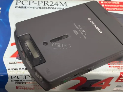 手上的不少老机器因为年代久远缺少内置CD-rom，便一直想买一个外置光驱备用；但二手市场的价格过于逆天，适配Macintosh版本的光驱箱说全飙到近千元的比比皆是…所以这一次便挖煤姬帮忙切了一个比较好价的pioneer光驱。
收到货被光驱本体与包装盒的状态震惊到，保...