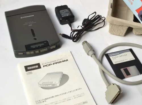 手上的不少老机器因为年代久远缺少内置CD-rom，便一直想买一个外置光驱备用；但二手市场的价格过于逆天，适配Macintosh版本的光驱箱说全飙到近千元的比比皆是…所以这一次便挖煤姬帮忙切了一个比较好价的pioneer光驱。
收到货被光驱本体与包装盒的状态震惊到，保...