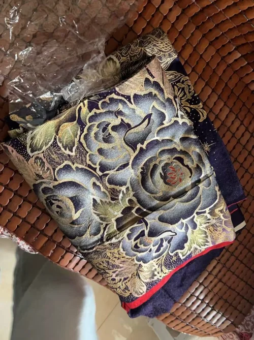 深海藏青底色晕染渐变紫调，大面积金线勾勒盛放牡丹，织金光泽细腻华贵。在挖煤姬淘到的正统振袖，面料垂坠软糯，暗闪细纱自带星光感，古典富贵气韵十足，上身氛围感直接拉满。