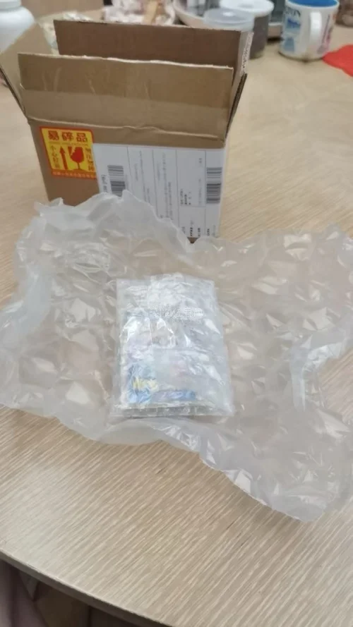 这张日版莱希拉姆全画幅卡牌宛如一件艺术品。由名师姬野影丸执笔，神圣的纯白身躯与深邃蓝眸极具张力；最惊艳的是其打破常规的漫天红叶/樱花背景，在满版华丽闪质的衬托下，将传说的宝可梦置于凄美宏大的和风意境中。兼具经典“逆鳞”技能与极致美学，是 PTCG 圈内公认的颜值神作...