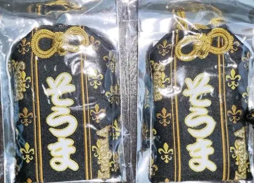 立牌做工精致，细节刻画超到位，御守面料软乎乎手感绝佳，小小一只揣在包里随身带超治愈。
全程用挖煤姬任意门转运，打包严实无磕碰，物流时效稳定，客服答疑耐心，入库出库核对细致，海淘体验满分。每次开箱都幸福感拉满，今年已经打算继续在这里淘更多周边，是会无限回购的宝藏转运平...