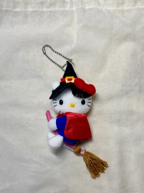 这次在挖煤姬入手的Hello Kitty魔女造型挂件真的太满意了！商品是中古状态，收到后和页面描述完全一致，没有明显的损伤和污渍，品相超出预期。下单流程很顺畅，重量核算清晰透明，包裹打包也很严实，到手完好无损。整体海淘体验很省心，以后还会继续来淘可爱小物～