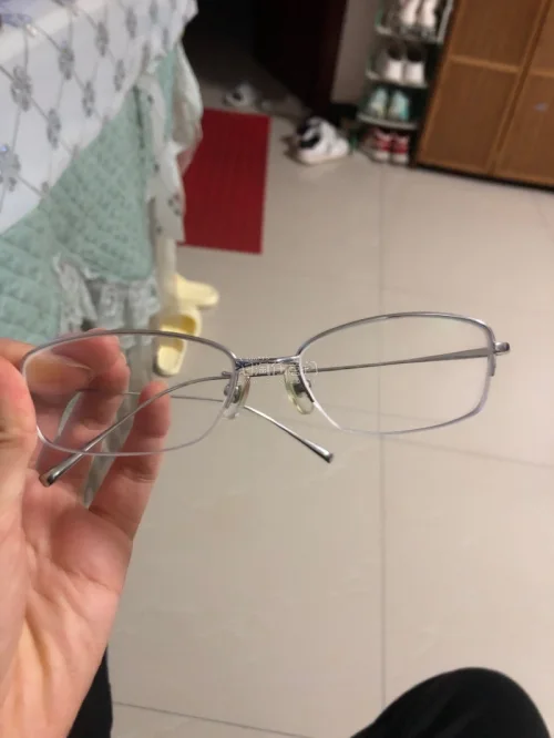 第三次在挖煤姬淘物了 这次淘物的体验感非常好 因为当时没什么积分，然后我走到竹蜻蜓专线非常便宜运费 而且这款眼镜在国内要好几百 在挖煤姬一百多就买到了 而且这副眼镜跟全新的差不多，我是按着我的度数去找的 收到后发现这副眼镜带上非常的高智 而且会显得脸非常小 非常推...