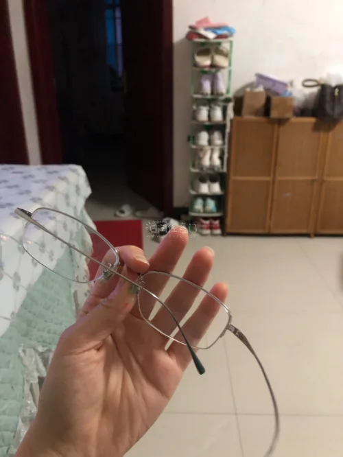  第三次在挖煤姬淘物了 这次淘物的体验感非常好 因为当时没什么积分，然后我走到竹蜻蜓专线非常便宜运费 而且这款眼镜在国内要好几百 在挖煤姬一百多就买到了 而且这副眼镜跟全新的差不多，我是按着我的度数去找的 收到后发现这副眼镜带上非常的高智 而且会显得脸非常小 非常推...
