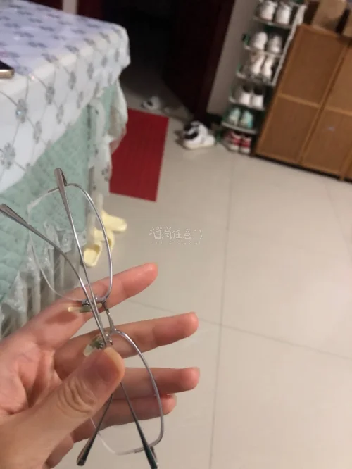  第三次在挖煤姬淘物了 这次淘物的体验感非常好 因为当时没什么积分，然后我走到竹蜻蜓专线非常便宜运费 而且这款眼镜在国内要好几百 在挖煤姬一百多就买到了 而且这副眼镜跟全新的差不多，我是按着我的度数去找的 收到后发现这副眼镜带上非常的高智 而且会显得脸非常小 非常推...