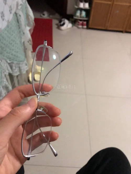  第三次在挖煤姬淘物了 这次淘物的体验感非常好 因为当时没什么积分，然后我走到竹蜻蜓专线非常便宜运费 而且这款眼镜在国内要好几百 在挖煤姬一百多就买到了 而且这副眼镜跟全新的差不多，我是按着我的度数去找的 收到后发现这副眼镜带上非常的高智 而且会显得脸非常小 非常推...
