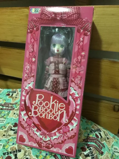 友友们，这是我最近在日淘任意门挖煤姬海淘的Azone娃娃Bonbon系列娃娃，是我今年年中收到的最有记忆点的商品，这款娃娃造型以粉色为主，非常优雅，樱桃Pookie Boo BonBon系列也以脸颊饱满、嘴唇丰满的“新复古卡哇伊”风格为特点，尺寸约23厘米，入手后实...