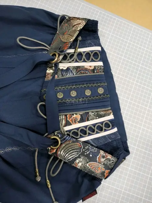 竞拍成功！ozz家的绀白灯笼裤在心愿单里躺了很久，终于蹲到雅虎拍卖果断出手。

和想象中的一样漂亮，一直很喜欢这种自带腰封的裤子，灯笼裤的版型也显腿直，ozz家的这条甚至有兜♪(′ε′‧̣̥̇)这可太少见了

挖煤姬竞价速度很快，入库后立刻就发来消息通知还拍了照，图...