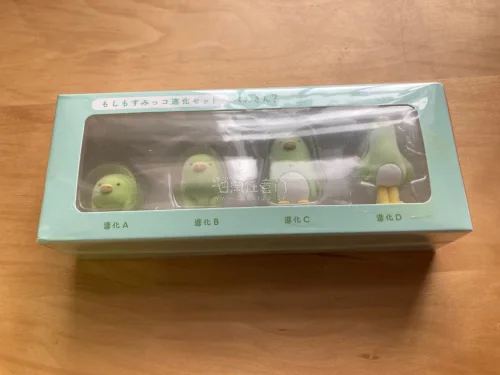 这次在挖煤姬购买的是角落生物进化系列的绿鹅，分别是一个大毛绒玩偶和一组植绒摆件，非常可爱，选择了【竹蜻蜓】路线，速度不错包装很安心！