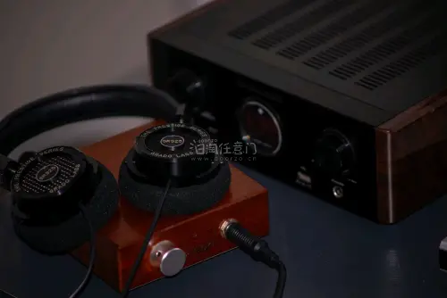 sr325作为 Prestige 系列热门机型，一直是话题耳机，没想到这次遇到了头版sr325，购物体验非常惊喜全程体验超省心。下单后任意门代拍响应迅速，仓库贴心加固包装，把简约披萨盒原厂包装层层防护，跨洋运输无磕碰，清关流程透明可查，时效稳定靠谱。
 
机身经典铝...
