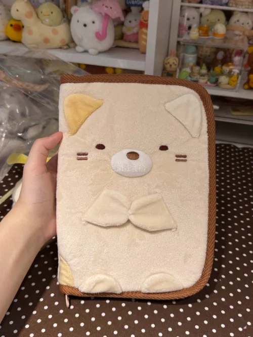 实用谷yyds！再加上是喜欢的角落生物，真的好可爱呀，黄猫的毛绒收纳盒、手帐包化妆包、笔袋、束口袋，还想集齐其他的角色！