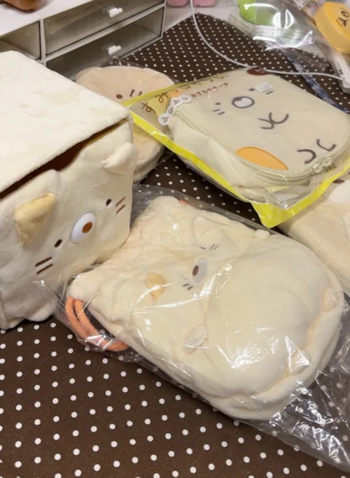 实用谷yyds！再加上是喜欢的角落生物，真的好可爱呀，黄猫的毛绒收纳盒、手帐包化妆包、笔袋、束口袋，还想集齐其他的角色！