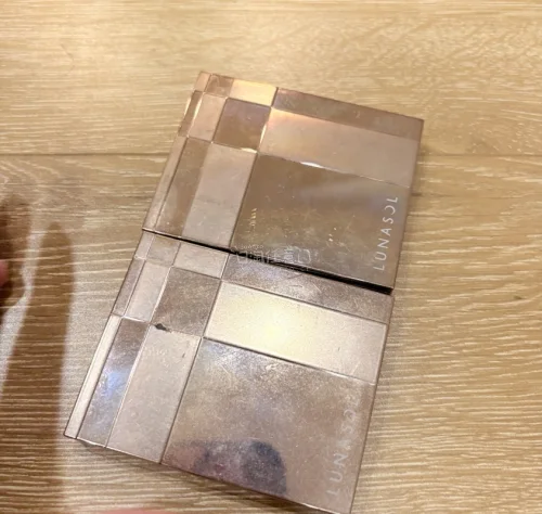 两盘绝版很久的lunasol眼影终于被我淘到了，这两盘我想要很久了但没有找到，在这个app里找到这两盘眼影特别开心