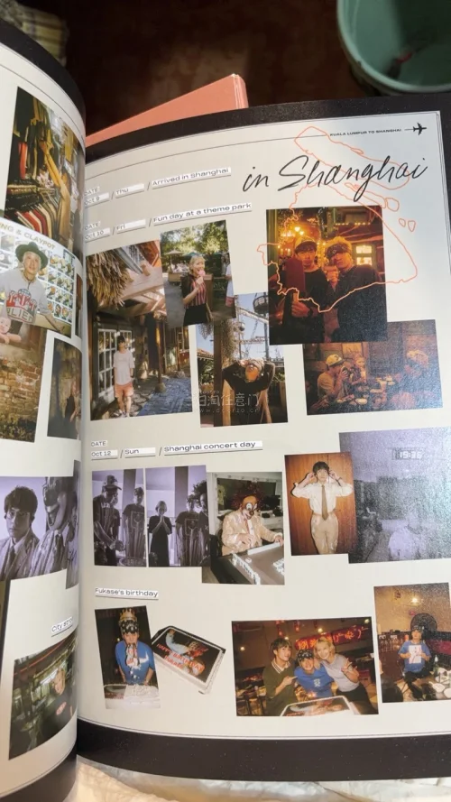 东西都齐全啦，看到写真册子有上海的照片真的很激动呀。打包也很仔细，收到货都惊讶了。嘎噜噜徽章真可爱，开心！今天的好心情都是这个包裹给的～