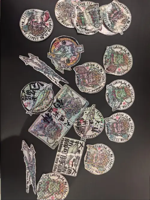 我是煤炉这家店的老主顾了，采购了几十次，非常喜欢这家店铺的贴纸，防水并且不容易褪色。而且也不会翘边之类