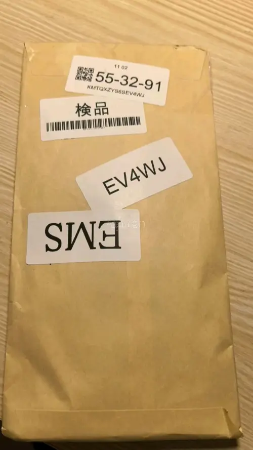 立牌质量很好，包装很严实没有压损。国际物流比预想的快一些，但清关稍微花了点时间。整体性价比不错，喜欢动漫周边的朋友可以尝试。