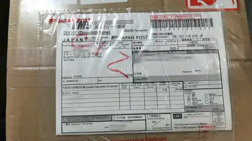 立牌质量很好，包装很严实没有压损。国际物流比预想的快一些，但清关稍微花了点时间。整体性价比不错，喜欢动漫周边的朋友可以尝试。