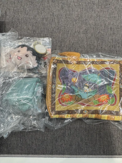 竹蜻蜓清关速度很快，相比其他来说，而且申报也很简单，不需要自己一项一项报，又是我超爱的五条悟，这个方吧唧太帅了，还有我最爱的樱桃小丸子，萌之萌之。kitty也很可爱啊，太好rua了。