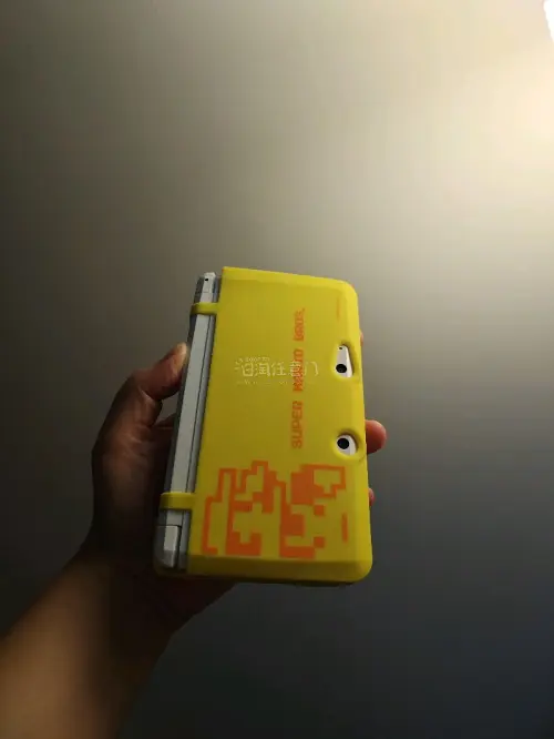 作为任天堂的3ds双屏游戏机、便携式掌机游戏机，这个白色3ds已经发售了很久（15年），在2026年的今天，国内是不好买到价格不错的机器的。偶尔在日淘任意门看到了这台价格不错的机器，，还箱说全，于是果断入手了。收到的时候检查了一圈，非常满意，这是一次，不错的购物体验...