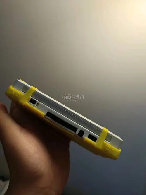 作为任天堂的3ds双屏游戏机、便携式掌机游戏机，这个白色3ds已经发售了很久（15年），在2026年的今天，国内是不好买到价格不错的机器的。偶尔在日淘任意门看到了这台价格不错的机器，，还箱说全，于是果断入手了。收到的时候检查了一圈，非常满意，这是一次，不错的购物体验...