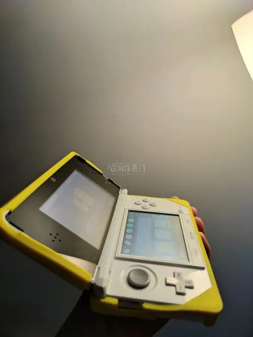 作为任天堂的3ds双屏游戏机、便携式掌机游戏机，这个白色3ds已经发售了很久（15年），在2026年的今天，国内是不好买到价格不错的机器的。偶尔在日淘任意门看到了这台价格不错的机器，，还箱说全，于是果断入手了。收到的时候检查了一圈，非常满意，这是一次，不错的购物体验...