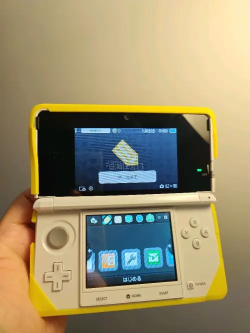 作为任天堂的3ds双屏游戏机、便携式掌机游戏机，这个白色3ds已经发售了很久（15年），在2026年的今天，国内是不好买到价格不错的机器的。偶尔在日淘任意门看到了这台价格不错的机器，，还箱说全，于是果断入手了。收到的时候检查了一圈，非常满意，这是一次，不错的购物体验...