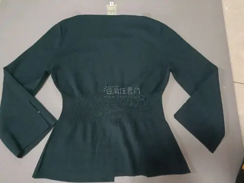 这次在挖煤姬上淘了一件sybilla的针织衫，很有设计感的一件小衫，非常美丽，物流很迅速，包装很完整，非常满意!
